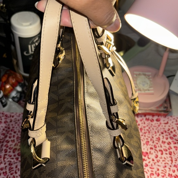 EUC MK hand bag. Can be a crossbody with a long strap. Long strap not included. - Picture 11 of 16
